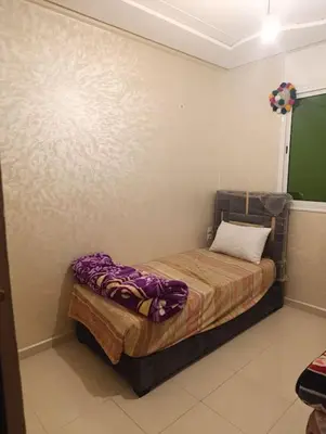 a small bedroom with a bed in a room at Appartement tradimoderne in Mrhila