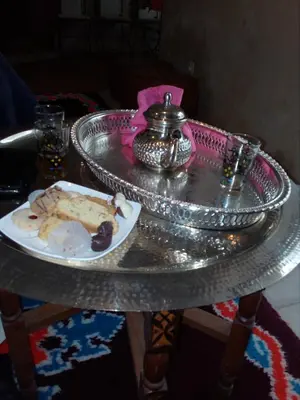 a silver table with a plate of food on it at Gte Tawada - Valle Heureuse - Chambre pour 2 Personnes in Agouti